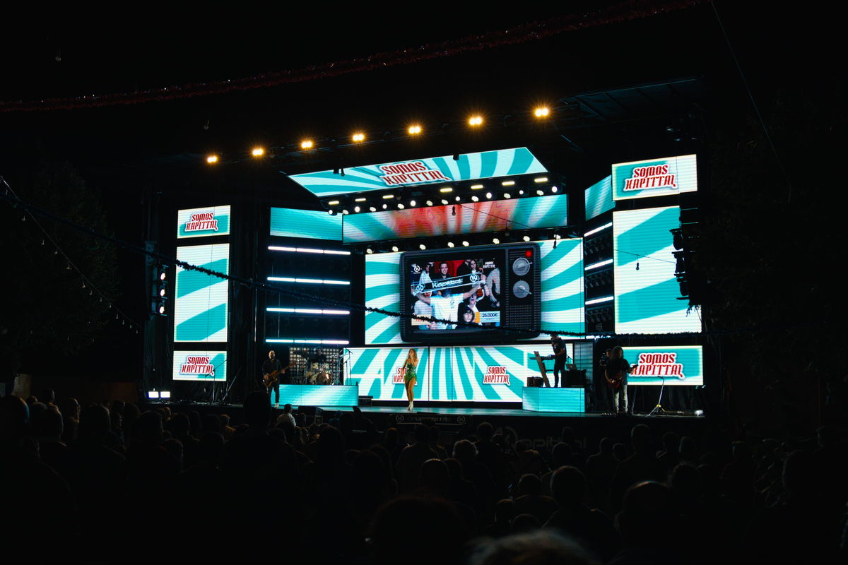 Palco do Grupo Kapittal montado num arraial, visto do público
